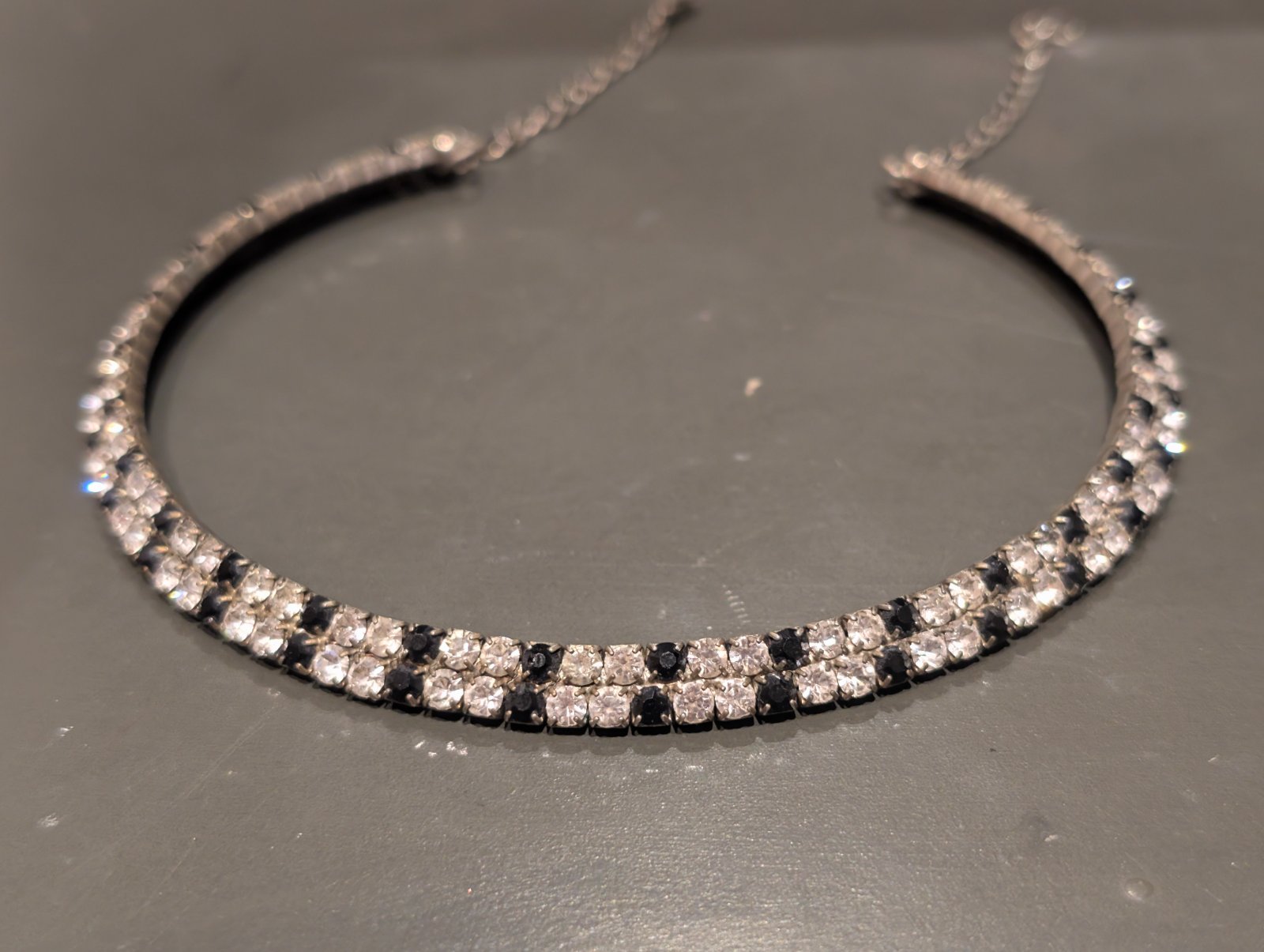 Collier ras de cou avec cristaux noir et blanc 