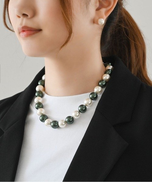 Collier en perles blances et vertes  