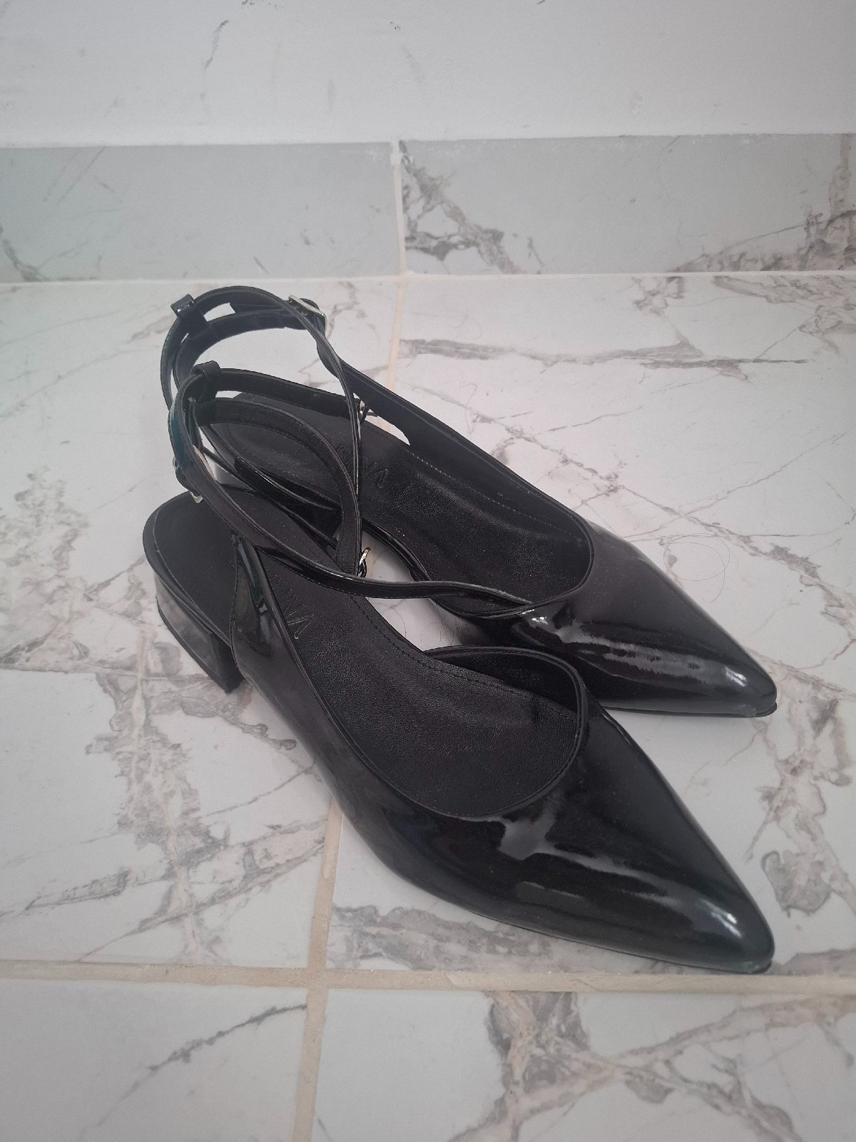 Chaussures noires jamais portés faute de taille 