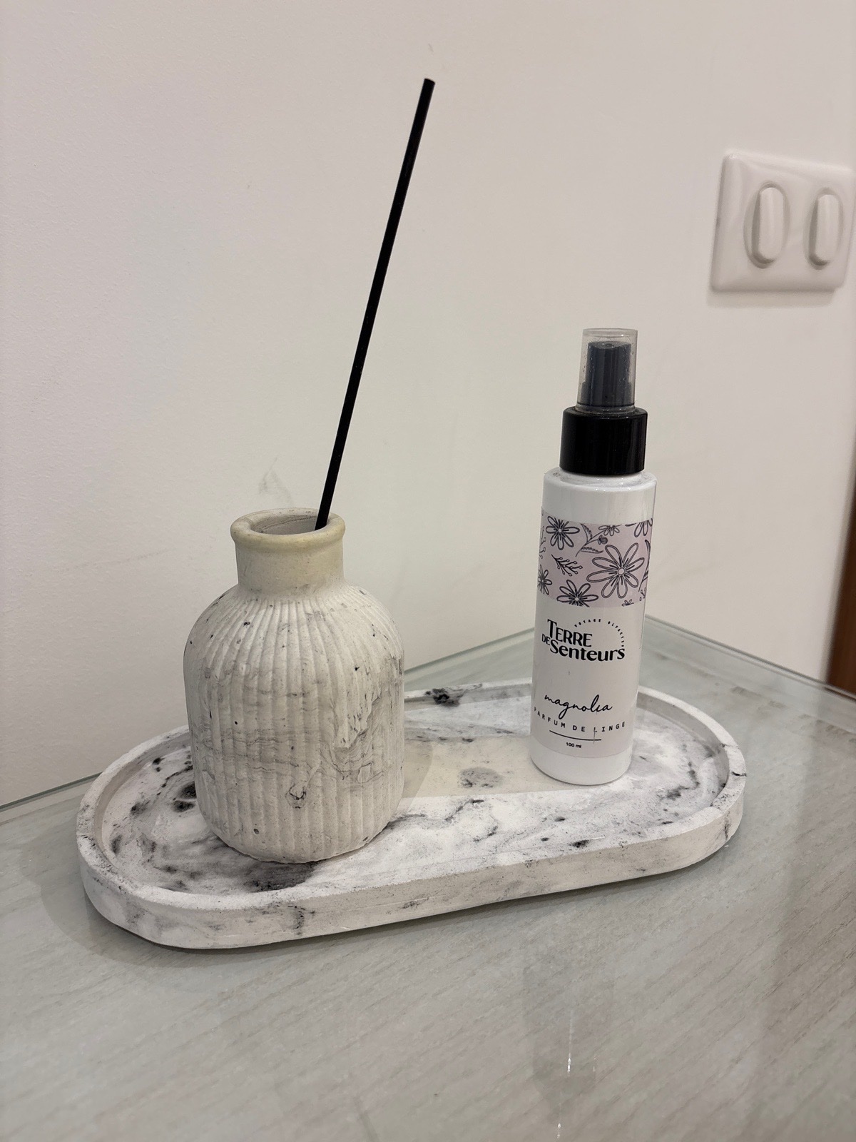 Article déco en concrete base forme ovale et vase pour fleur 