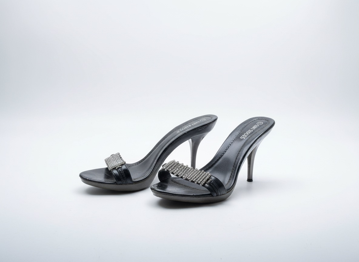 ✨ Mules à talons noires avec détails brillants 