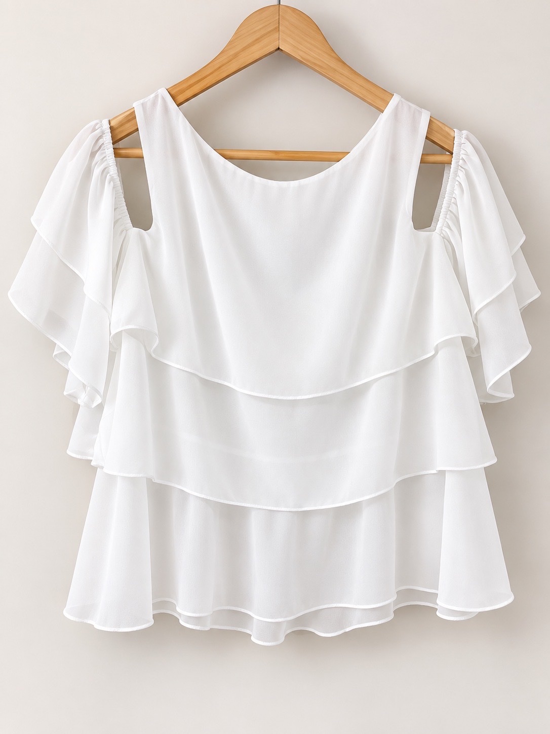 Haut blanc à volants et épaules ouvertes – Taille M