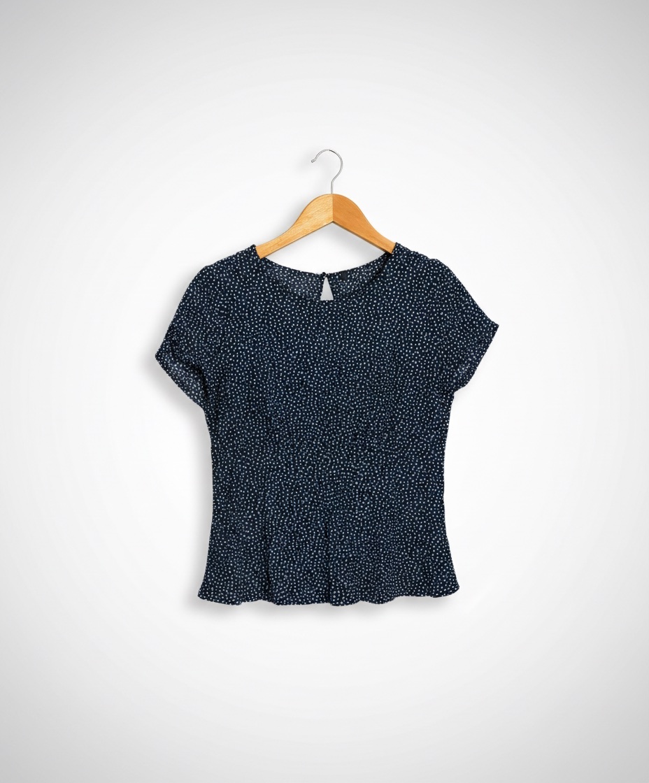✨ Joli top noir à petits motifs blancs, chic et facile à assortir.