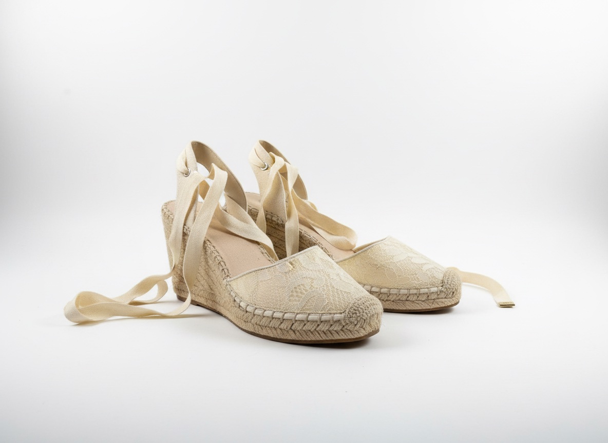 Espadrilles compensées en dentelle blanche à lacets