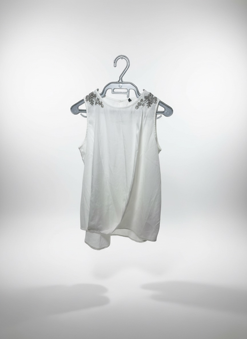 🤍 Haut blanc élégant avec détails perlés ✨