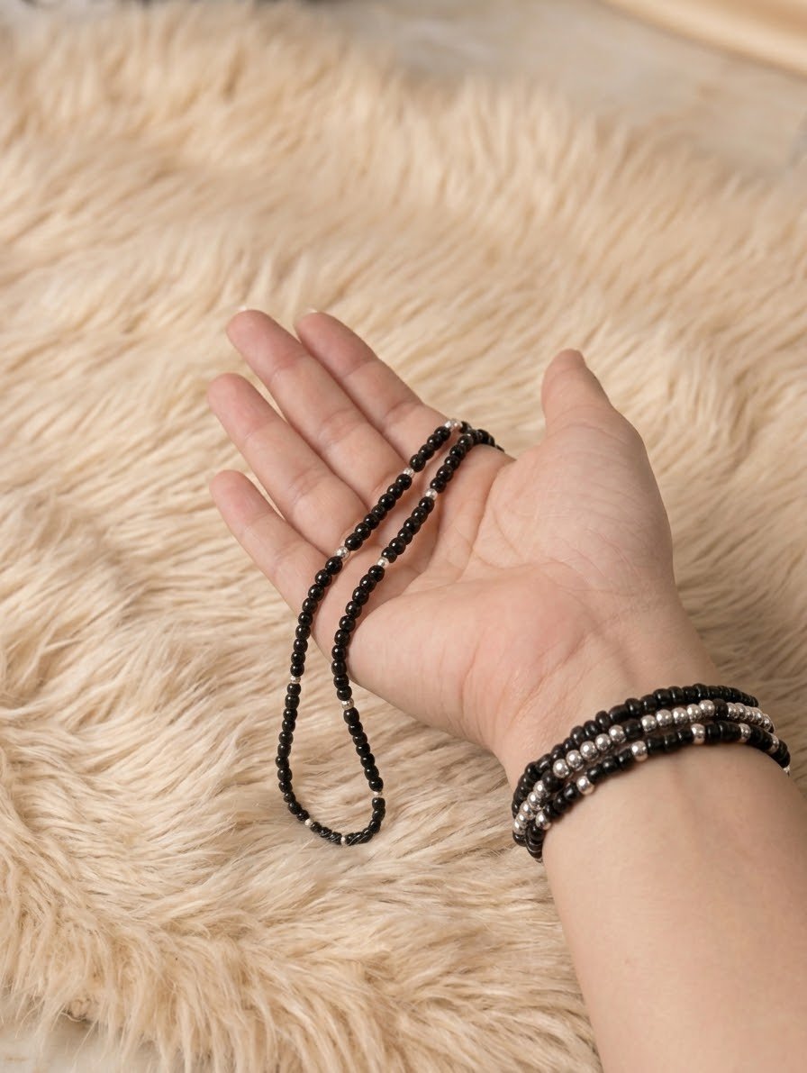 3 bracelet en perle noir et un colier 