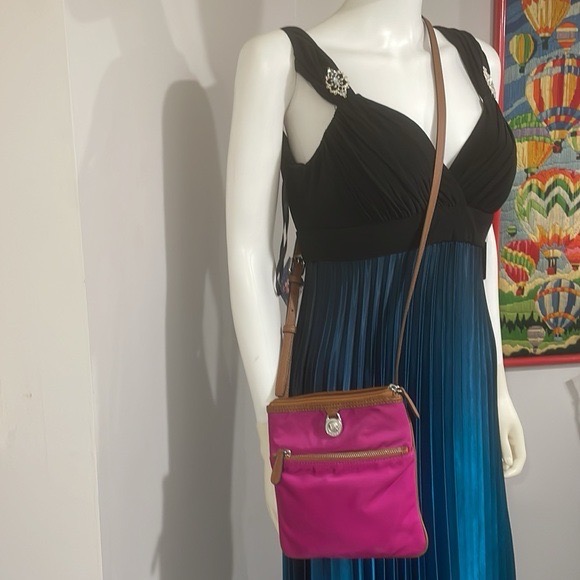 SAC A BANDOULIERE MICKEAL KORS AUTHENTIQUE NEUF AVEC ETIQUETTE