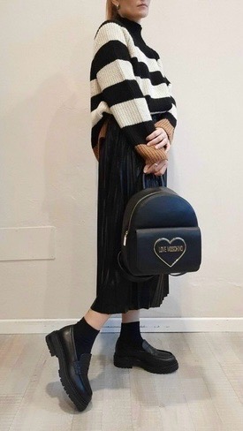 SAC A DOS ET A MAIN LOVE MOSCHINO
