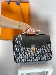 SAC A BANDOULIERE ET A MAIN CHRISTAIN DIOR