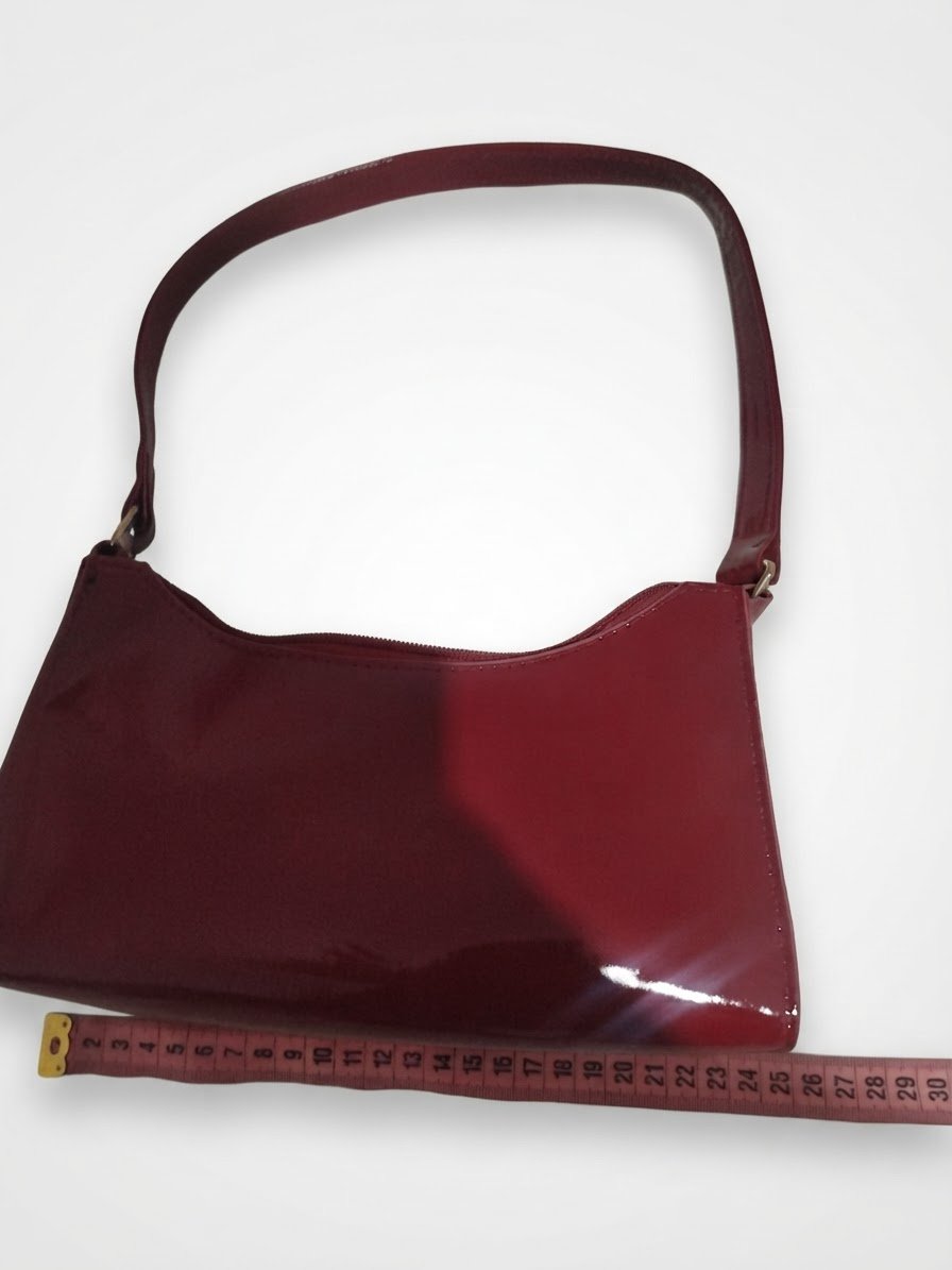 Un sac bandoulière rouge