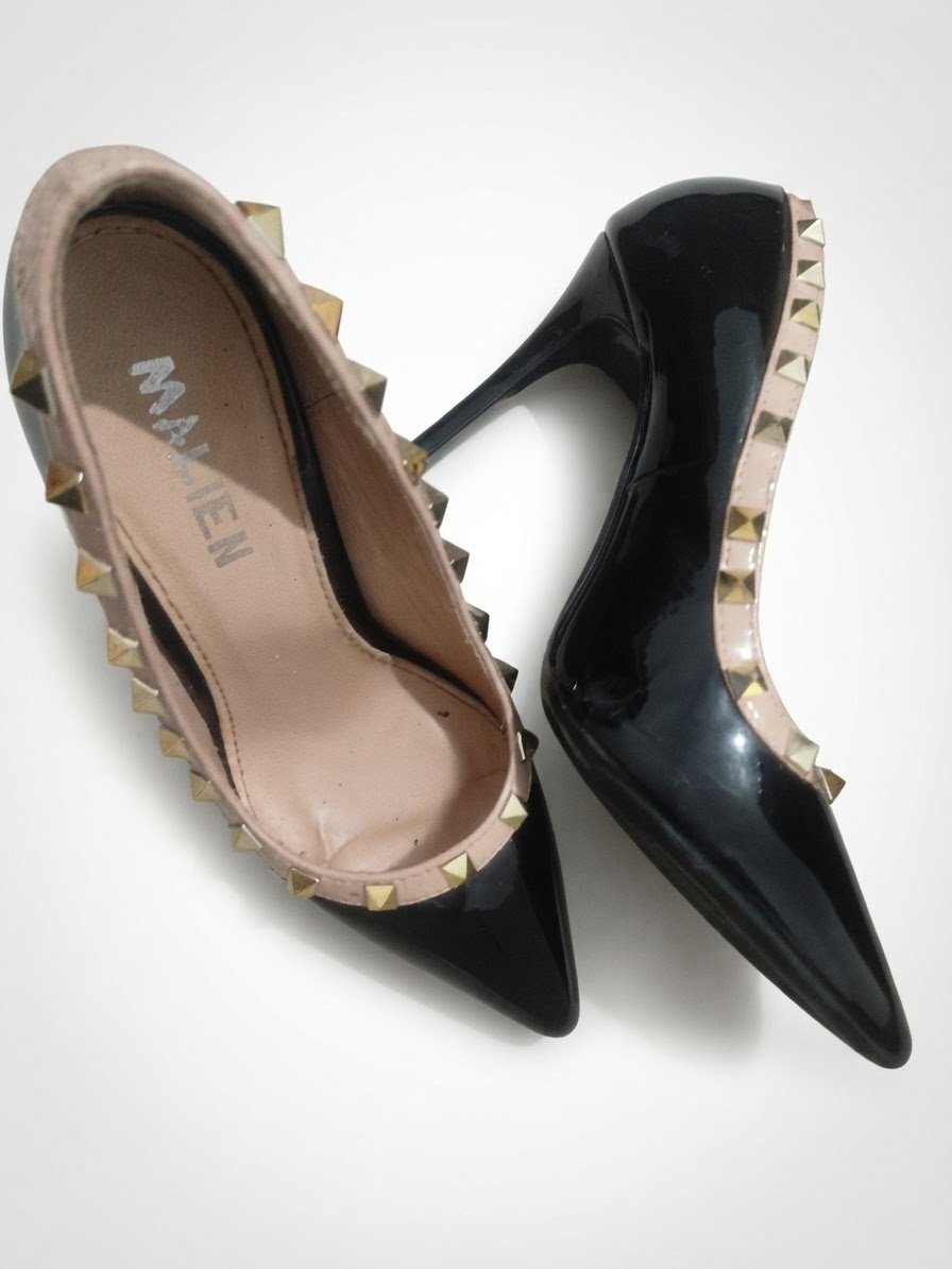 Chaussures de soirée noires à talons hauts.