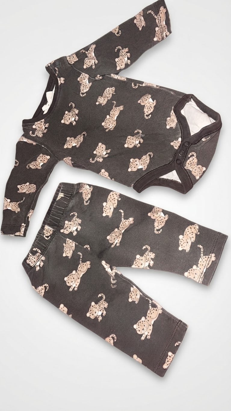 Pantalon et body pour garçon.