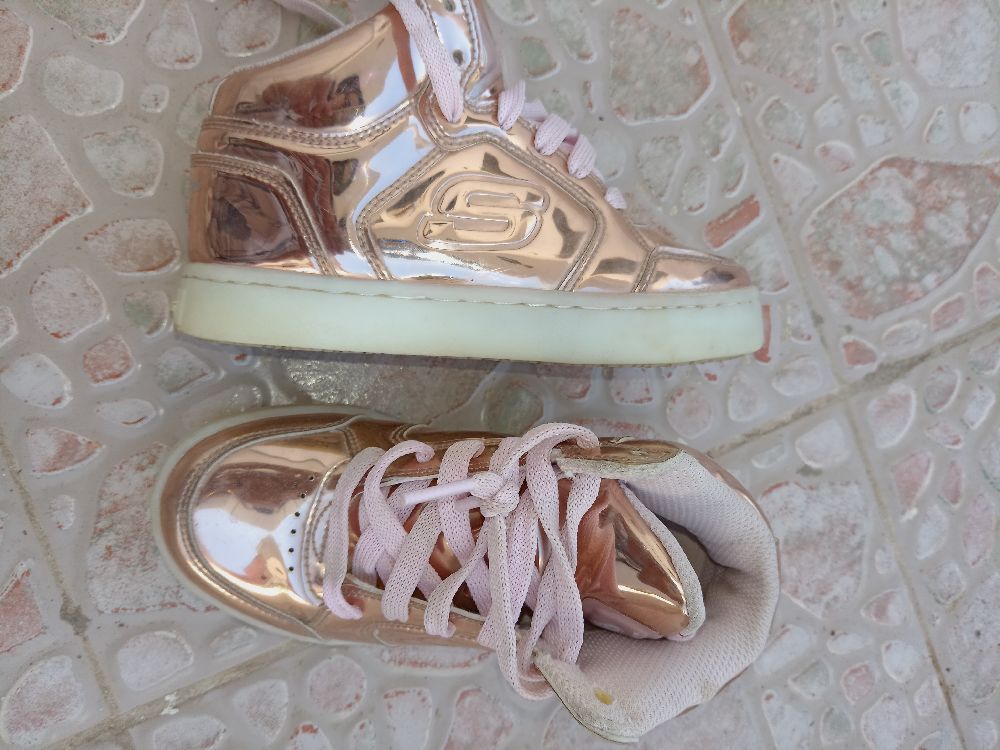 Basket skechers doré 