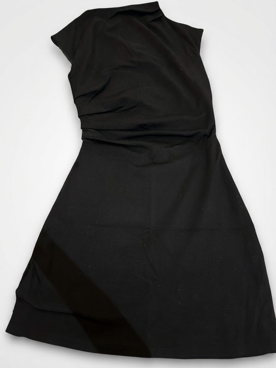 Robe moulante froncée noire à col droit