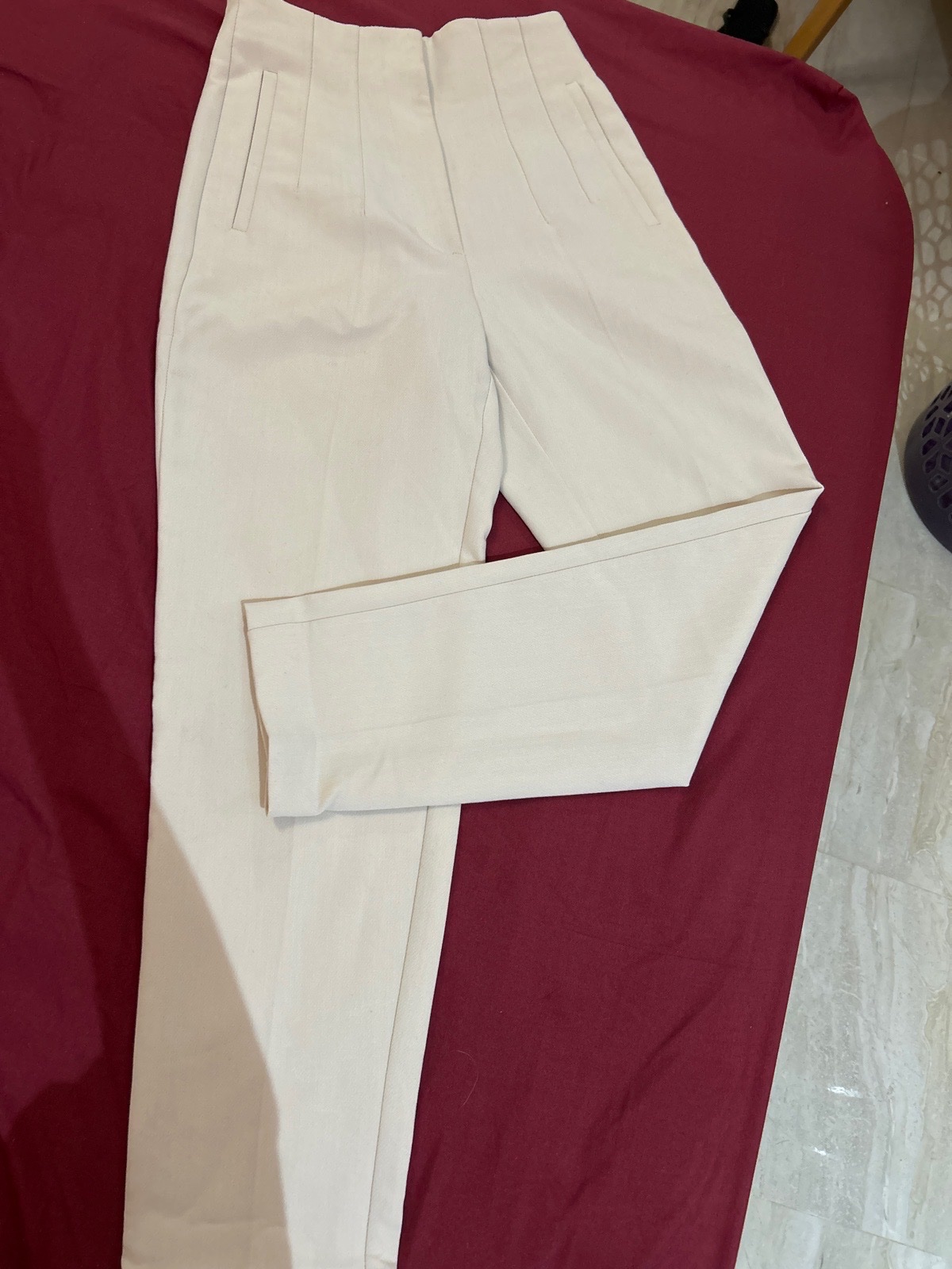 Pantalon à plis et bas à revers Zara
