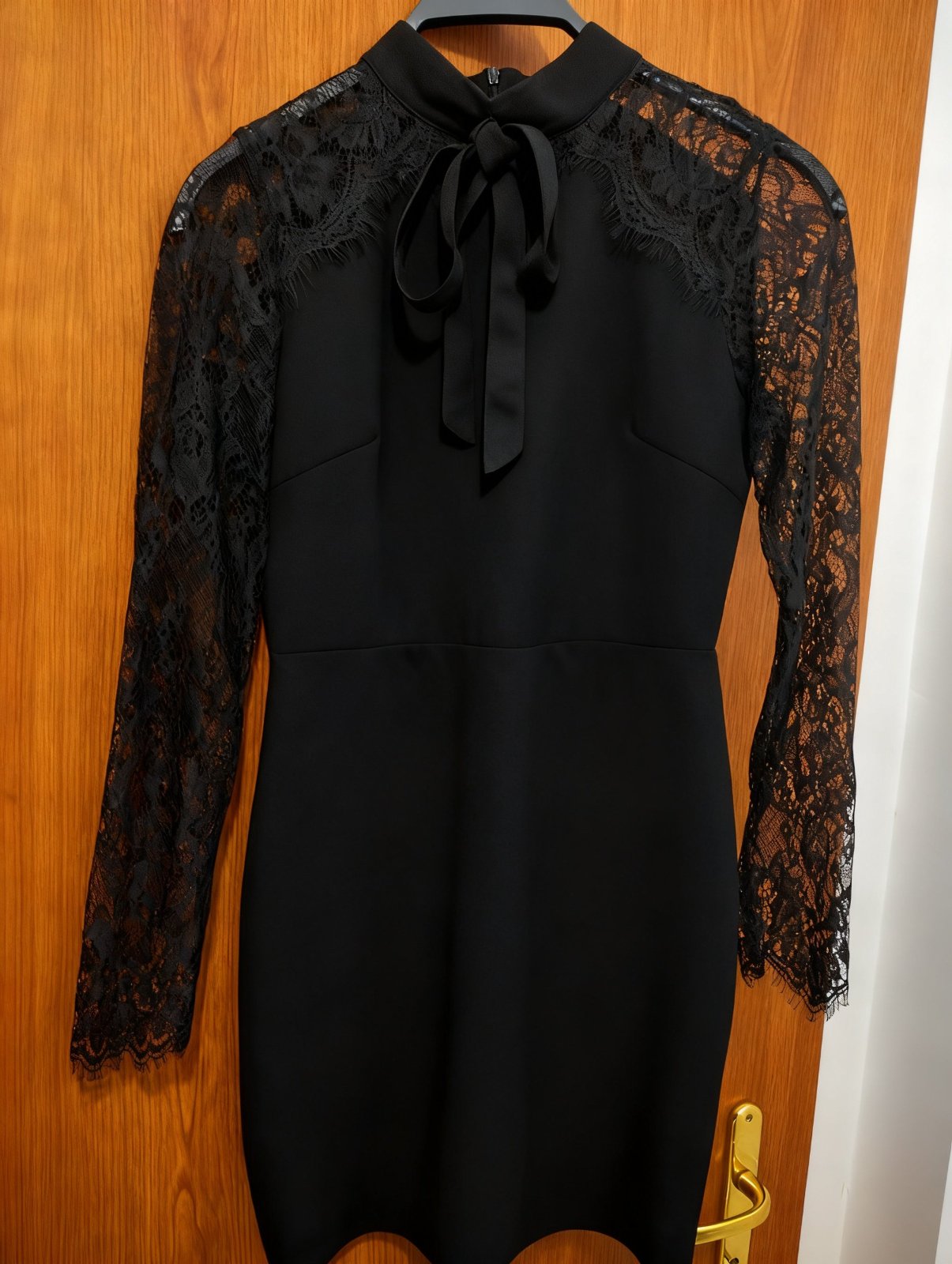 Robe de soirée noire chic avec manches en dentelle – État neuf !