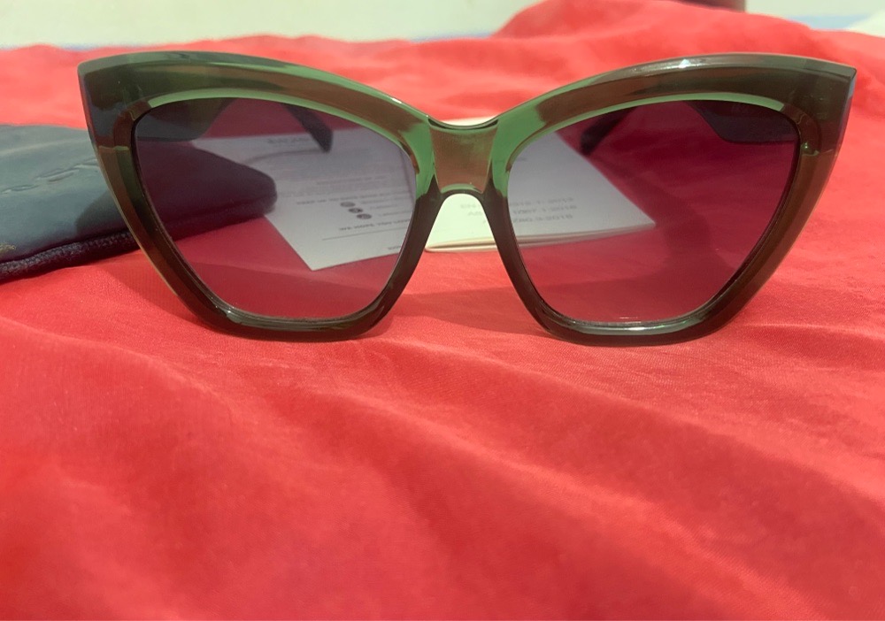 Des lunettes de soleil marque le specs