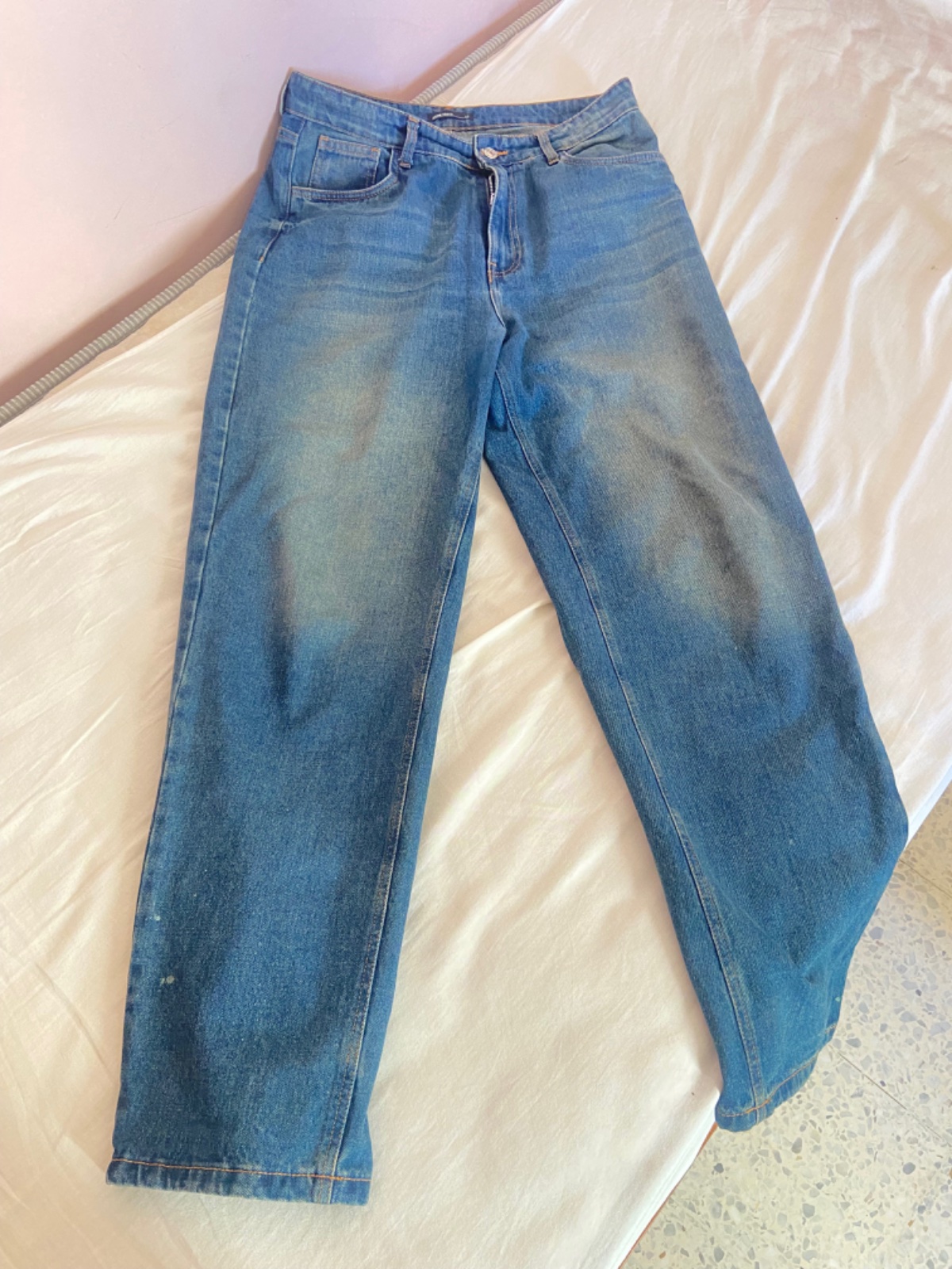 Pantalon fih tache mn louta mch dhahra barcha
