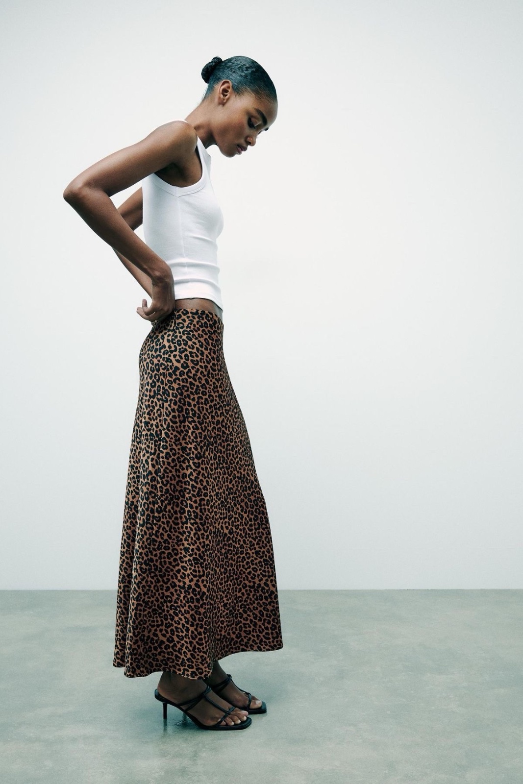 Une jupe en satin zara la taille L