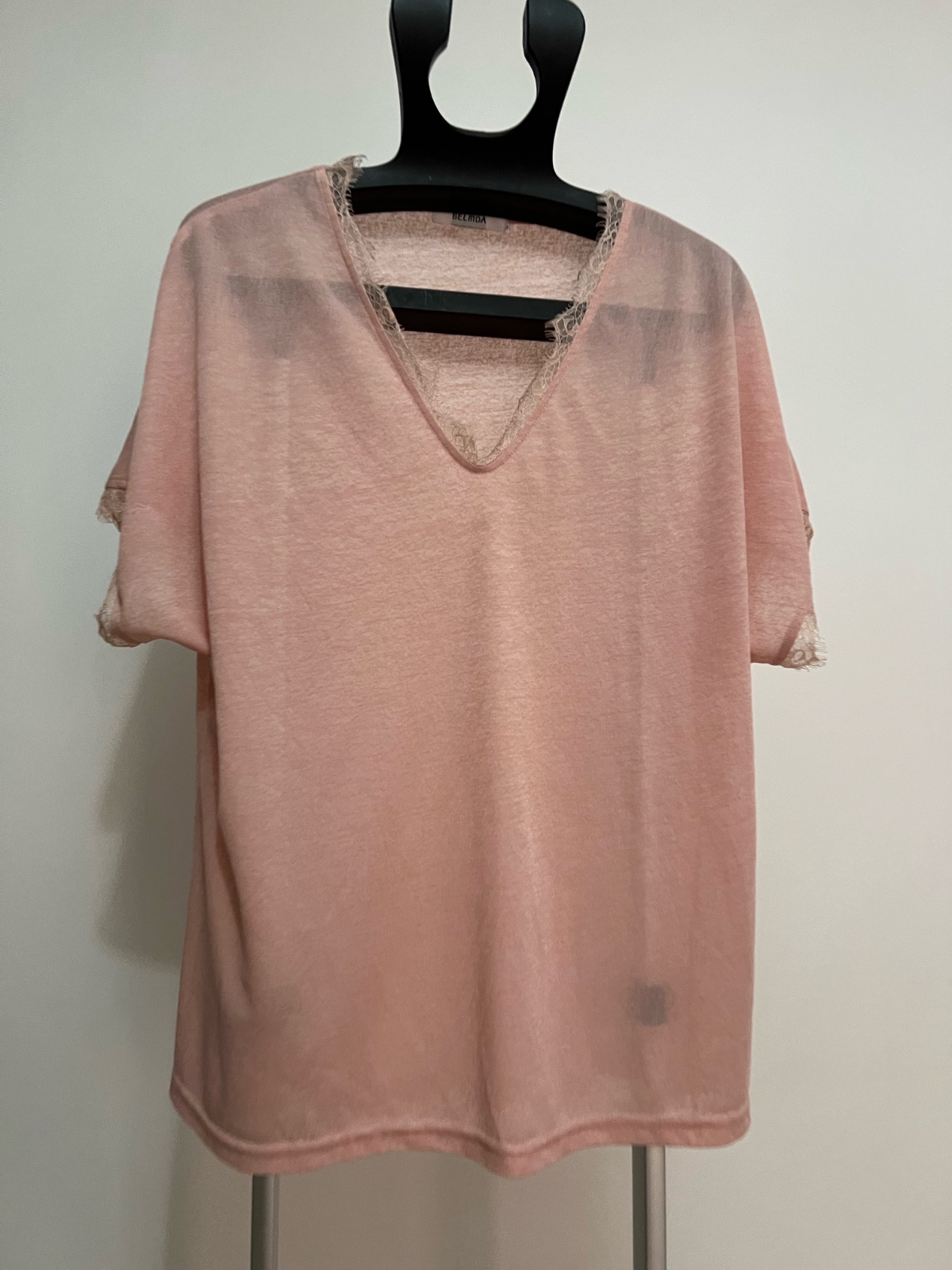 Pull neuf avec de la dentelle
