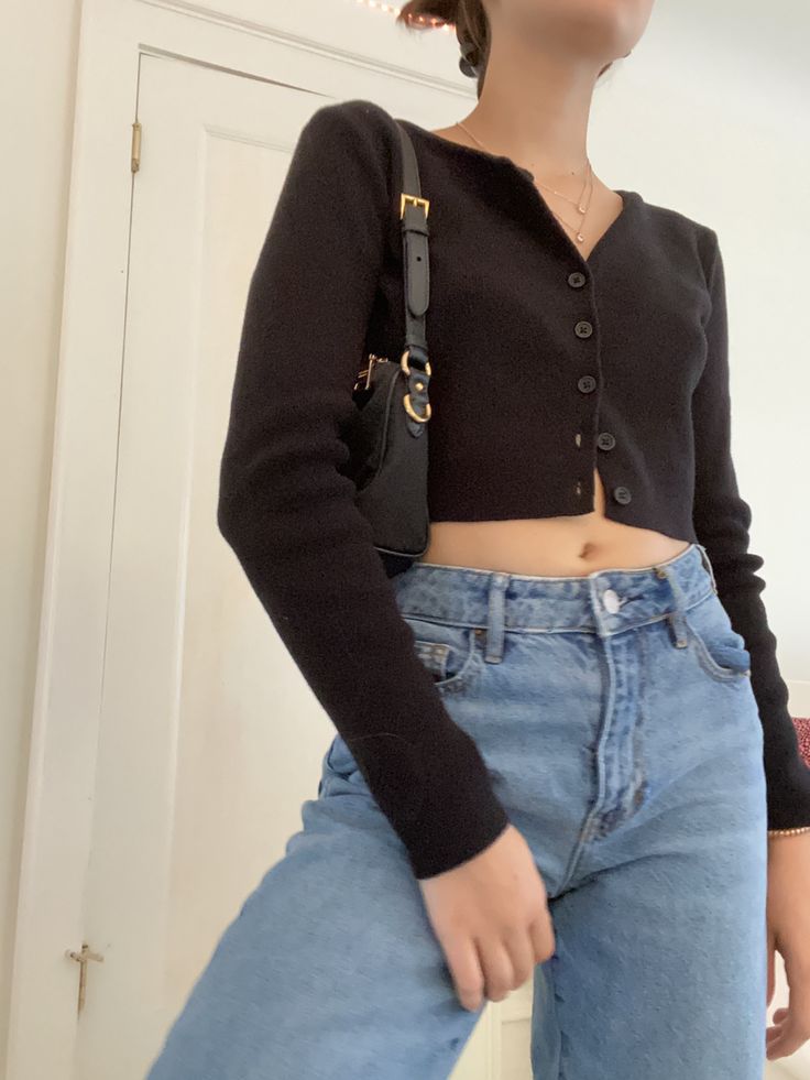 Cardigan Noire Taille M( mais tlabes S ou Xs ) 