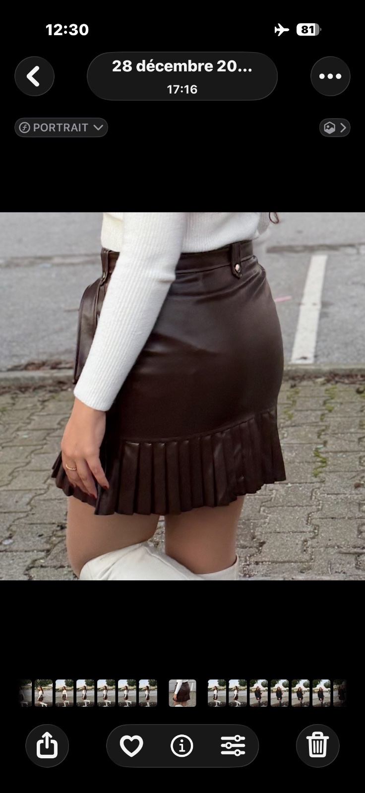 Deux. Jupes en simili, cuir, marron et noir.