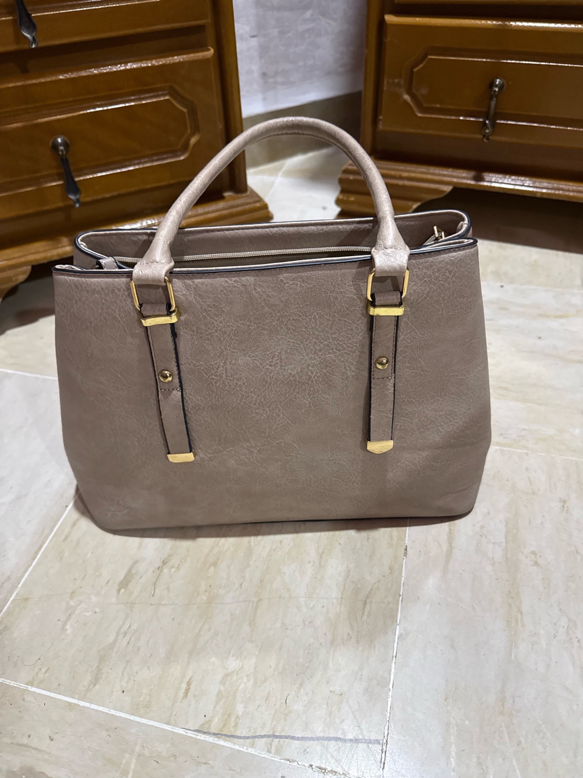 Sac à main très chic de couleur beige 