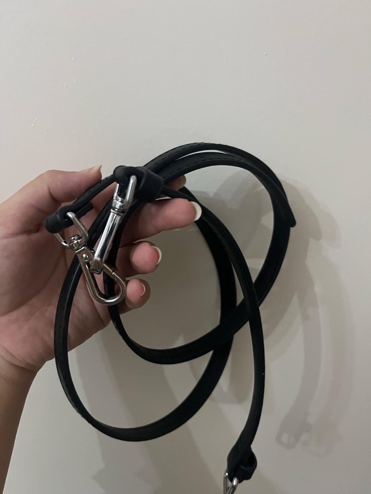 Bandoulière noir d'un sac guess