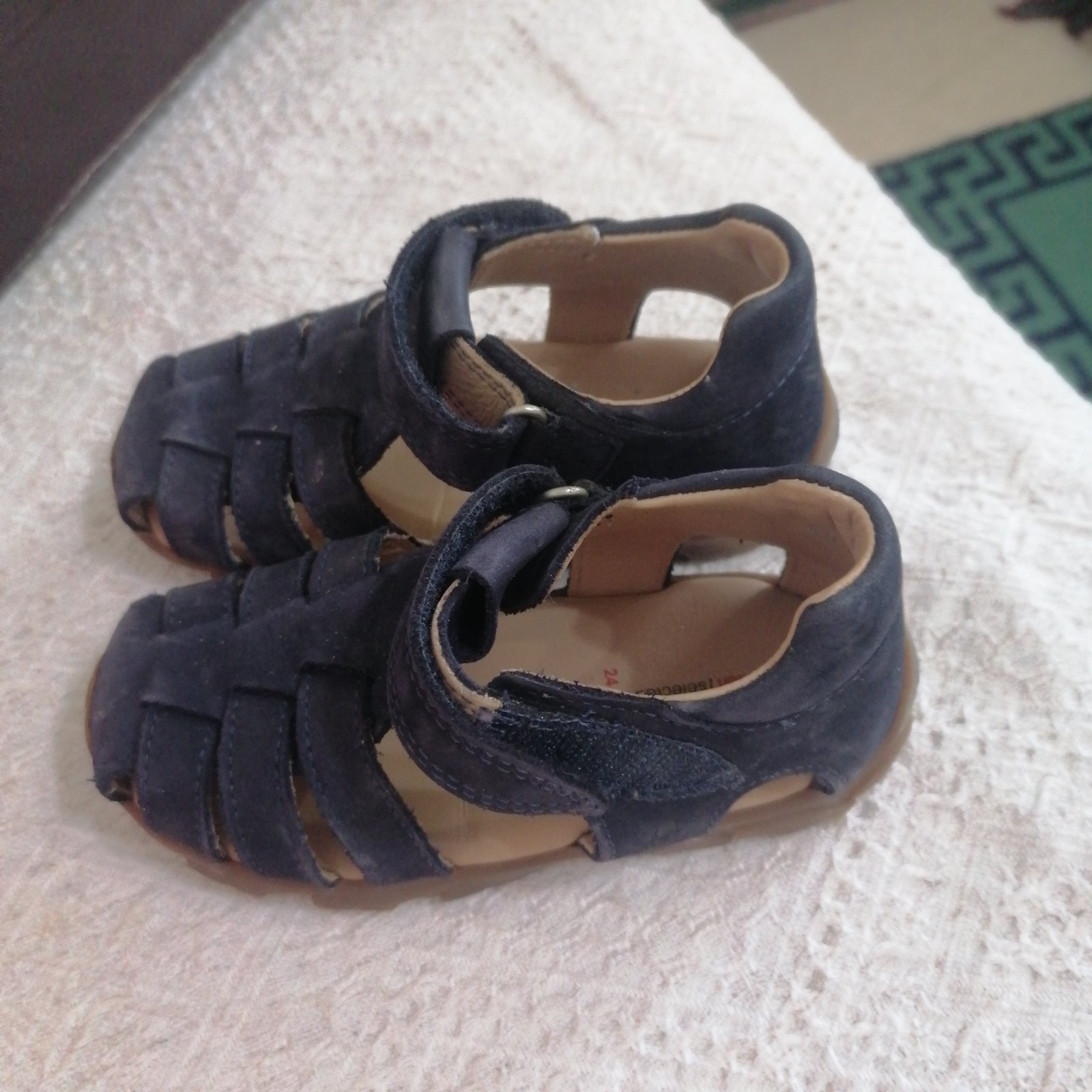 ✨ Jolie paire pour enfant 🔵 Couleur : bleu marine / beige 📏 Pointure 24 🧵 Intérieur avec indication « Leather Selected » 👟 Confortables et pratiques pour le quotidien 💎 Très bon état