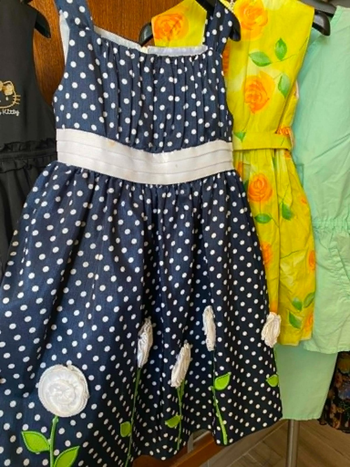 Robe de fête fille bleu marine à pois & fleurs en relief (5 ans) – Bon état