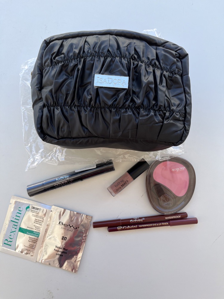 trousse de maquillage isadora neuf , anti cernes isadora neuf , gloss miniature Matt isadora , blush Deborah neuf  , 2 crayon lèvres neuf gabrini waterproof avec 2 échantillon 