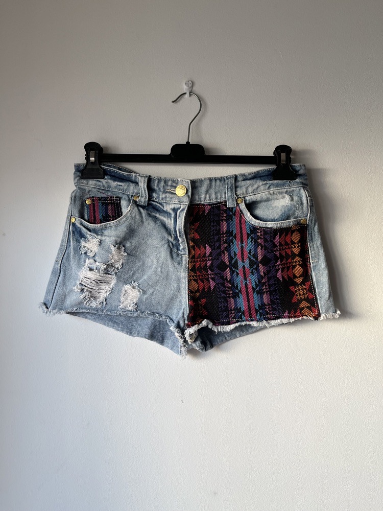 short 🩳 jean taille haute déchire tt neuf taille 38 , 40