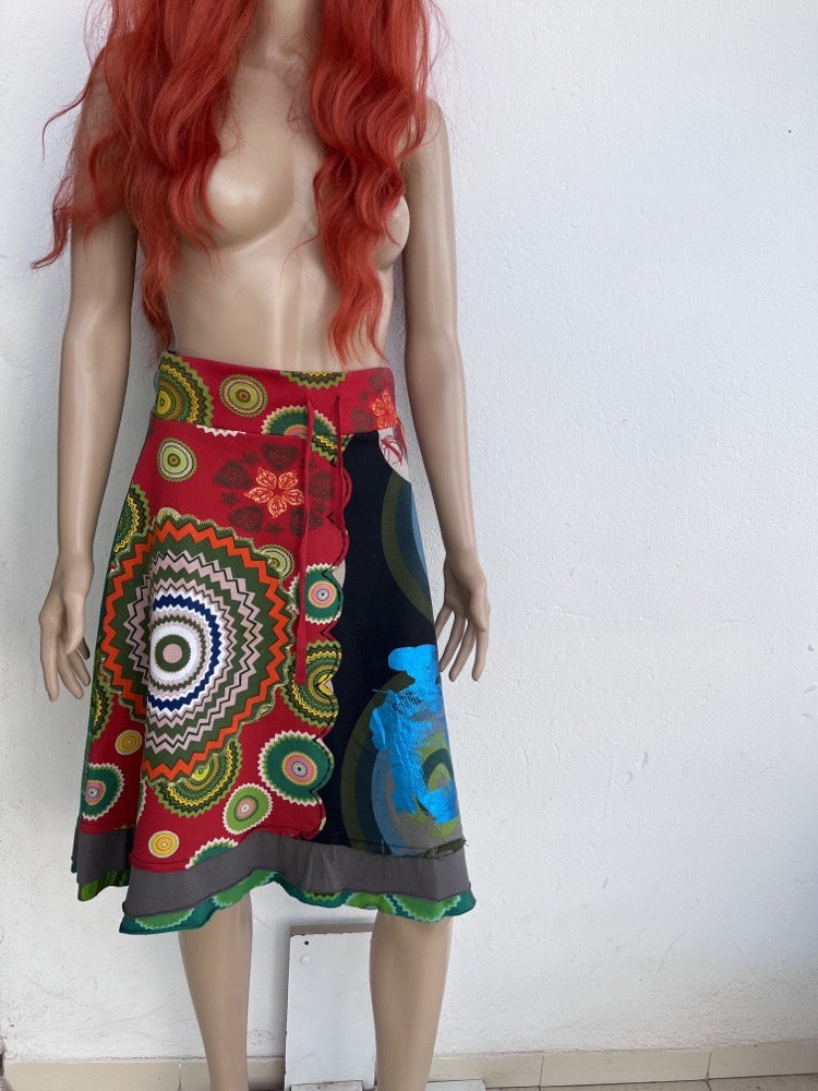 très jolie jupe desigual taille S Lycra 