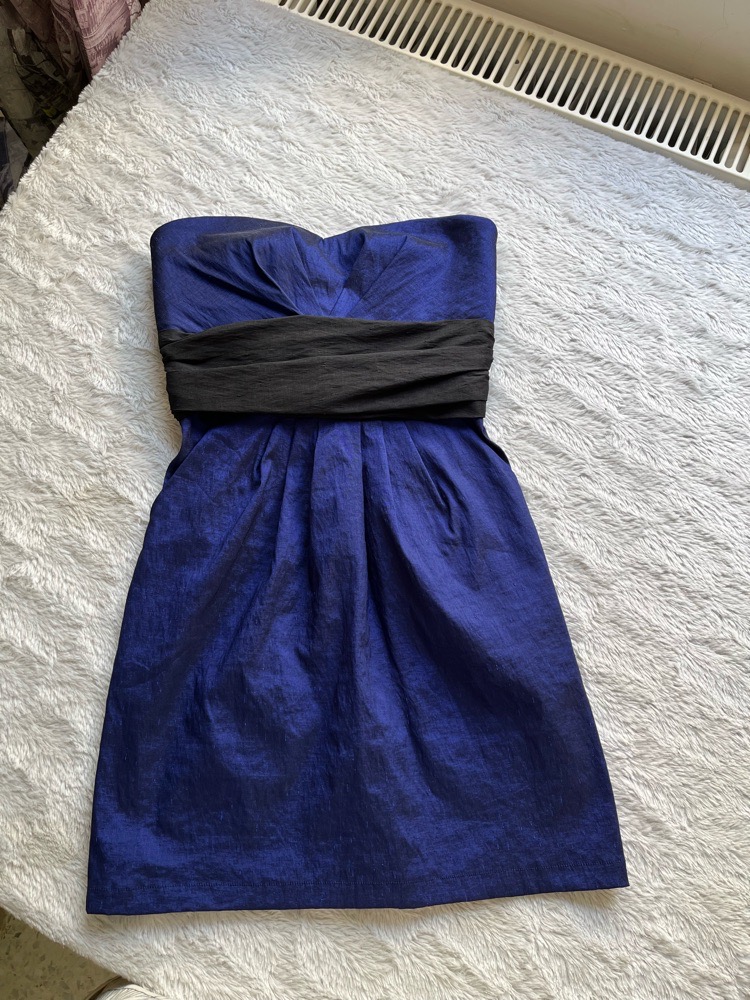 très jolie robe soirée de chez FOREVER 21 couleur changeante rembourrée 