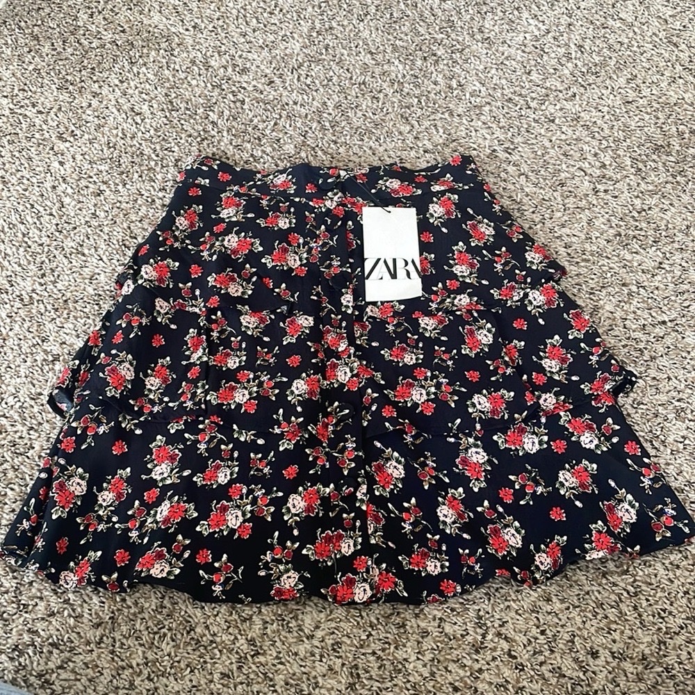  mini-jupe à volants Zara se distingue par son motif floral noir et rouge