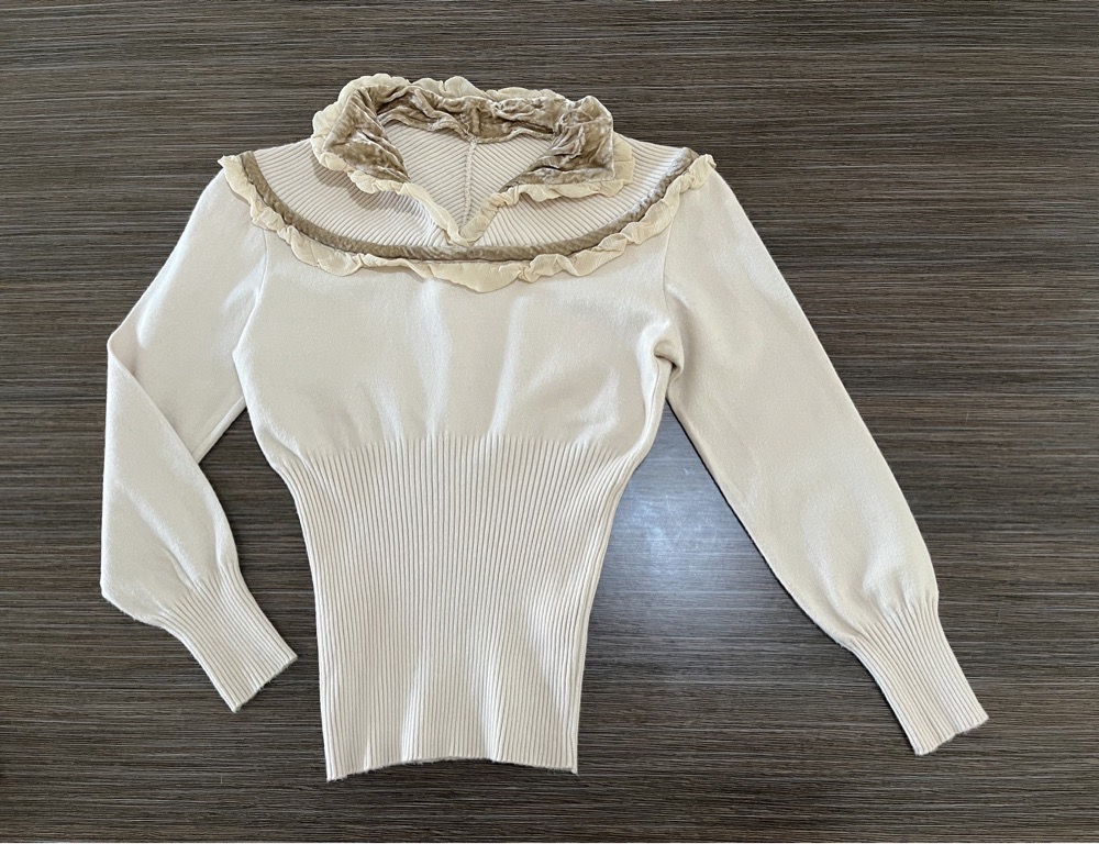 très jolie pull beige sans ticket de taille qui convient à la taille 36 