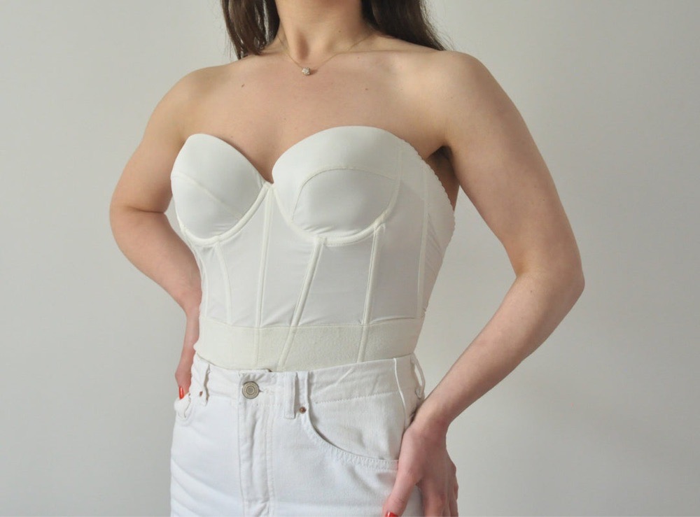 très jolie corset blanc cassée taille 85 D 