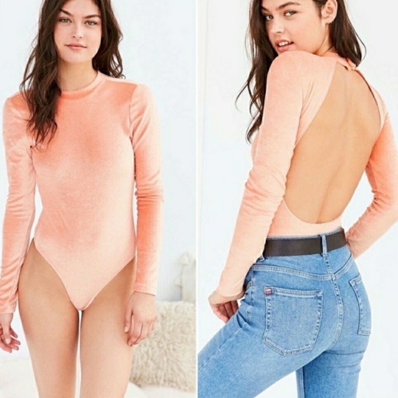 Body pêche sexy et doux Découpe dans le dos ovale Manches longues et bon pour la plupart des saisons Boutons-pression au cou 