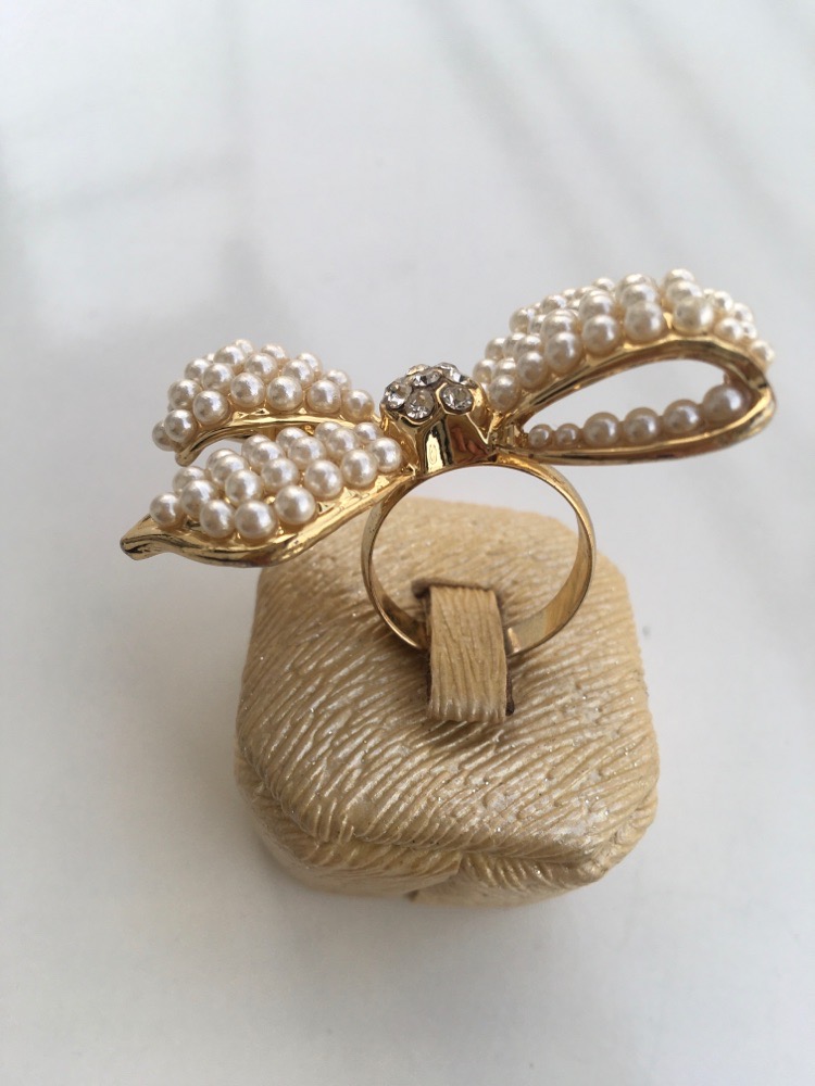 très jolie bague modèle papillon