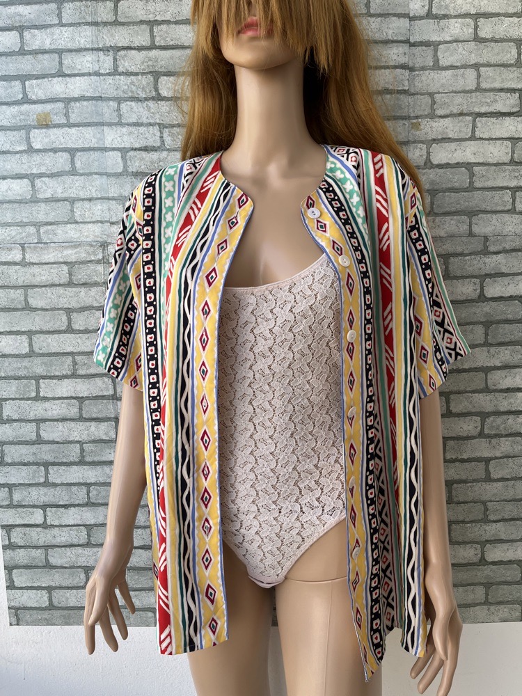 chemise , sur chemise multicolores 
