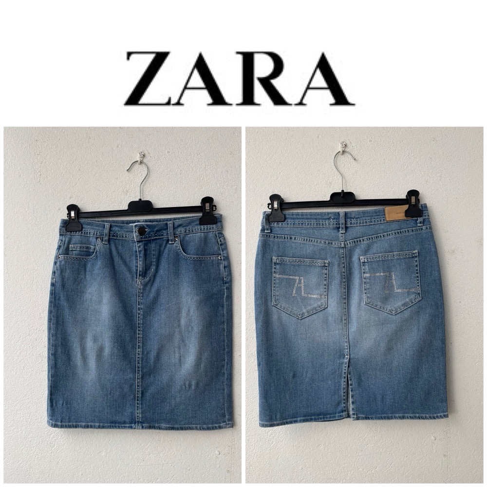  jupe crayon en jean bleu clair taille haute de la marque Zara, ornée de strass sur les poches arrière.