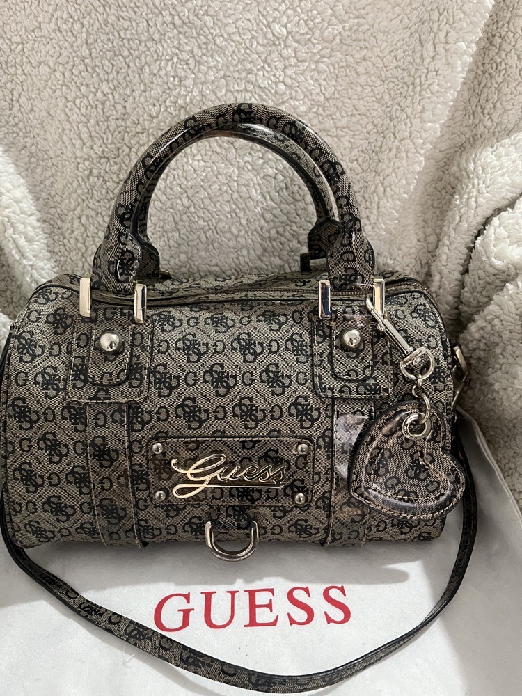 sac  à main et à bandoulière GUESS monogramme  authentique avec dust bag 