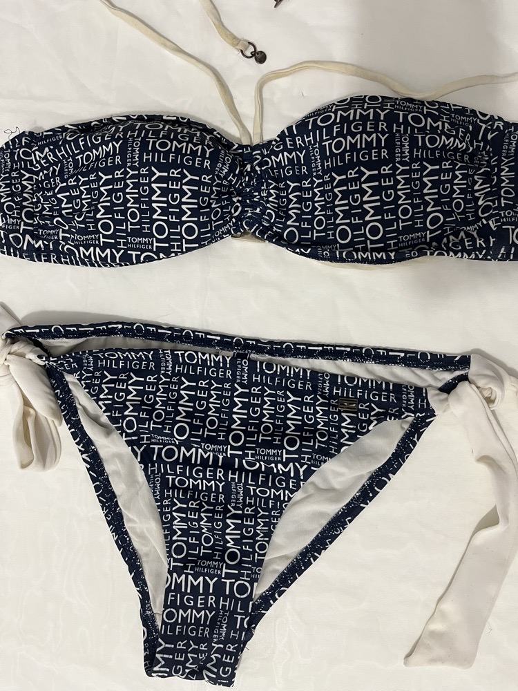 deux pièces Tommy Hilfiger monogramme authentique 