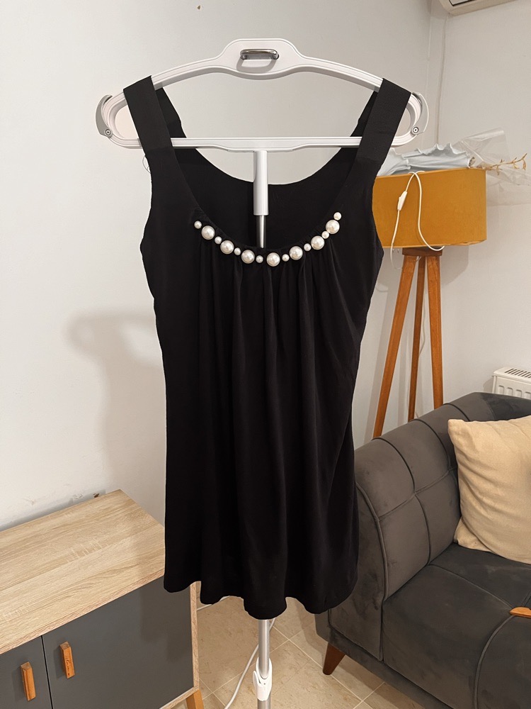 haut noir avec des perles 