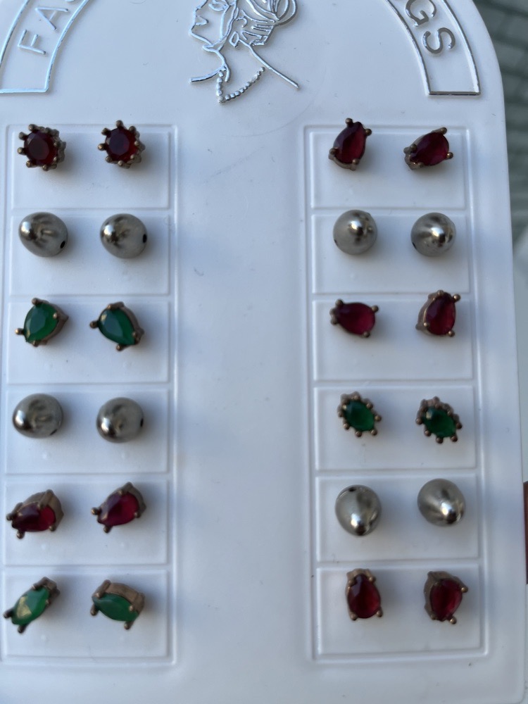 deux boucles d'oreilles aux choix fodha chichkhan 