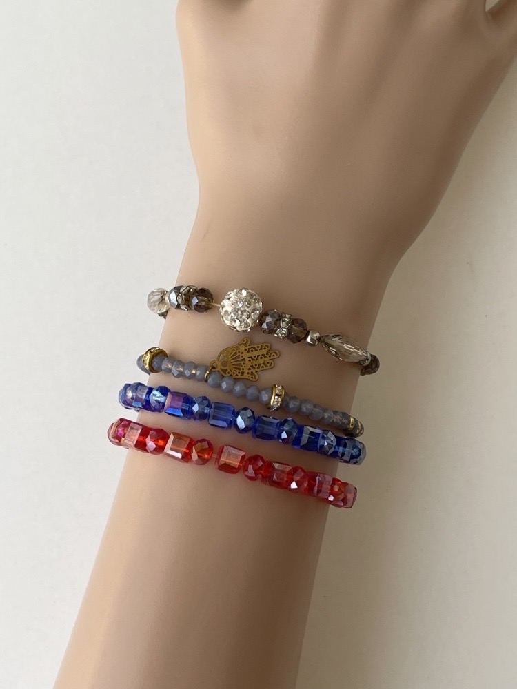 quatre bracelets