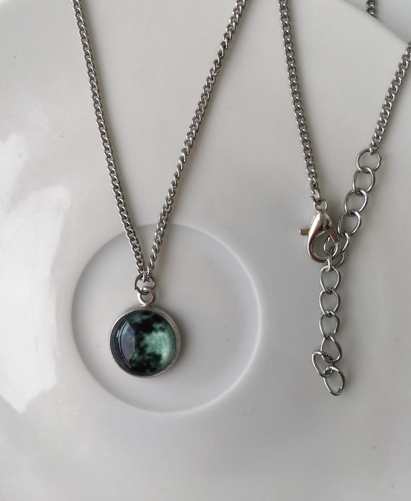 collier brille dans la nuit 