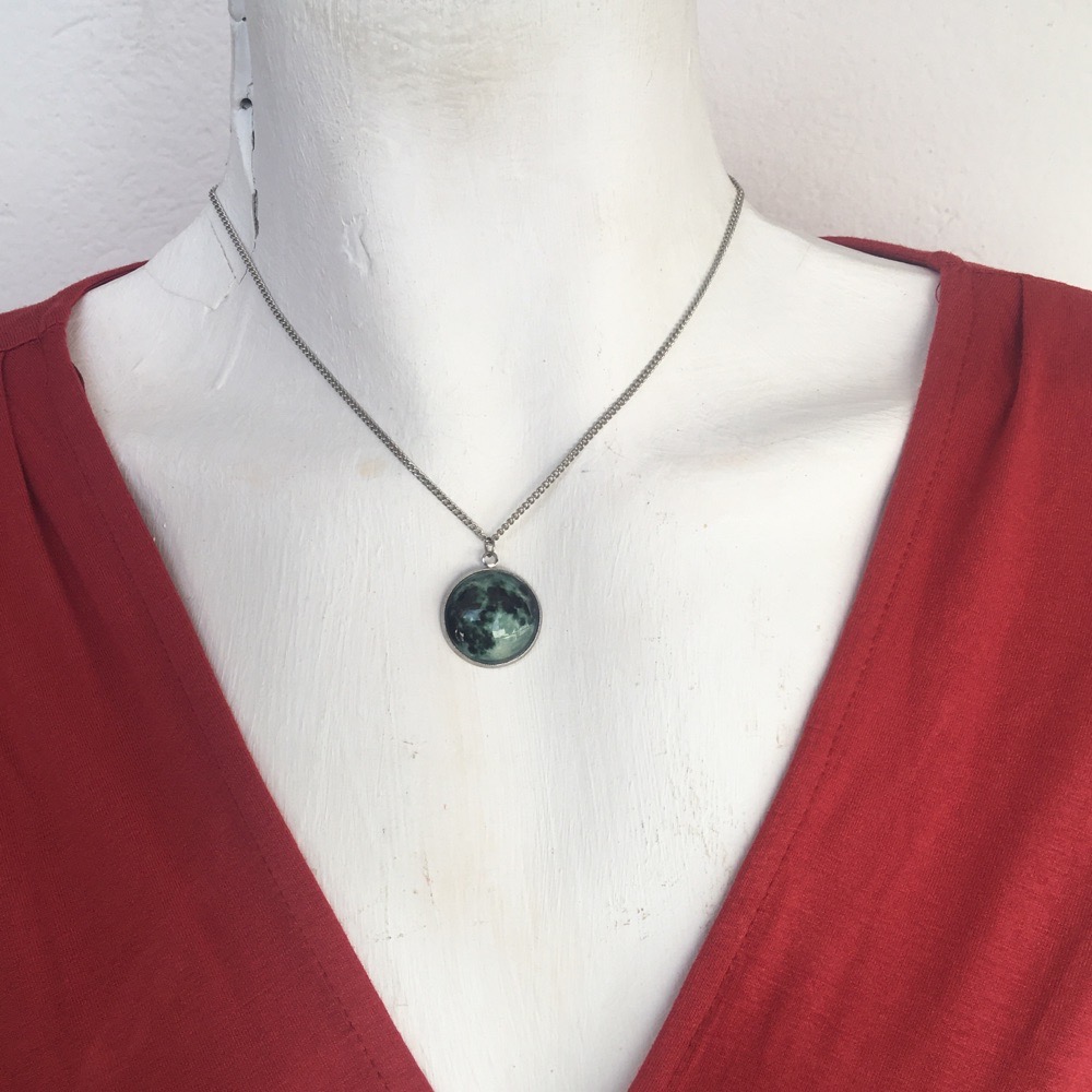 collier brille dans la nuit 