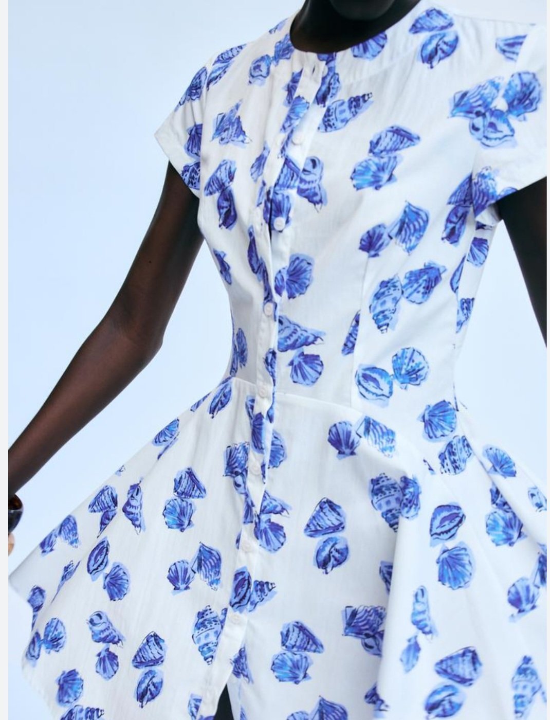 Robe de la marque zara à imprimé coquillages bleus et blancs est un modèle estival