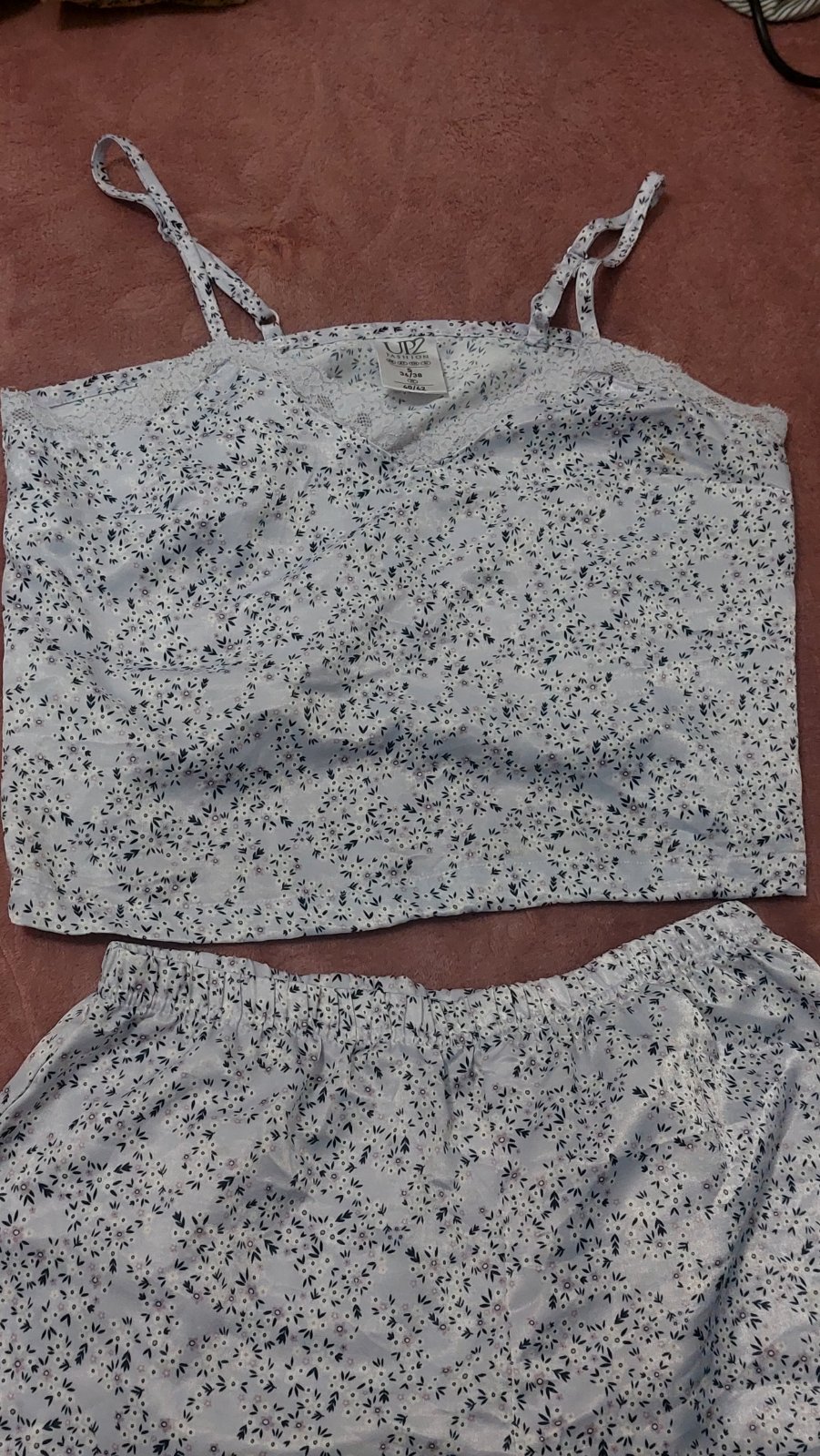Un pyjama satin imprimé floral avec finition en dentelle 